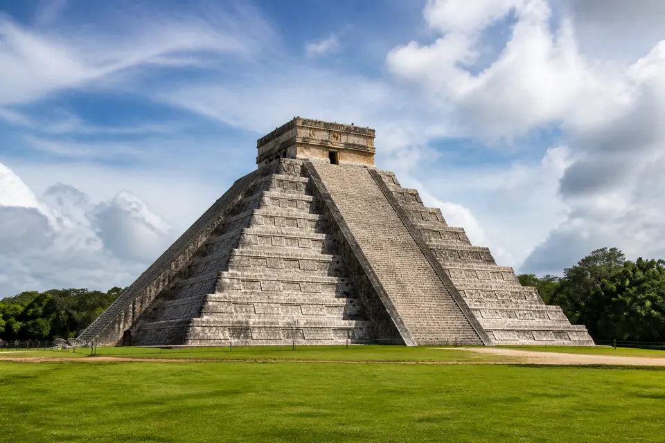 Pirâmide de Chichén Itzá sob o céu azul de Yucatán