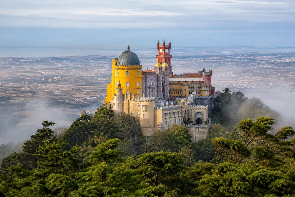 Palácio da Pena em Sintra cercado por floresta e névoa leve