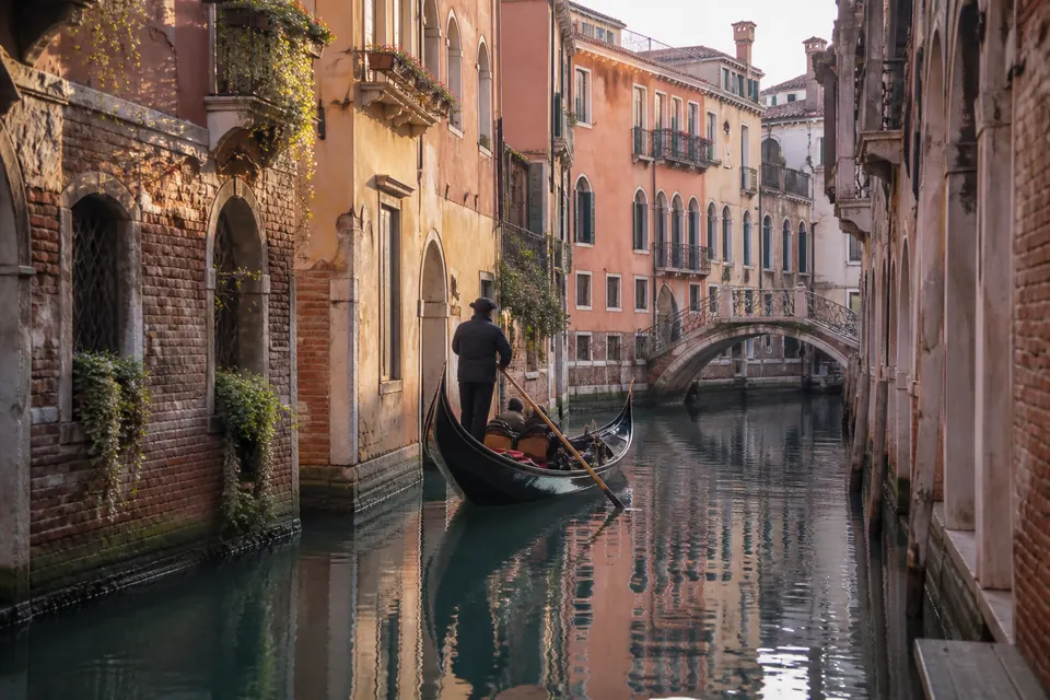 Gôndola navegando por um canal histórico de Veneza